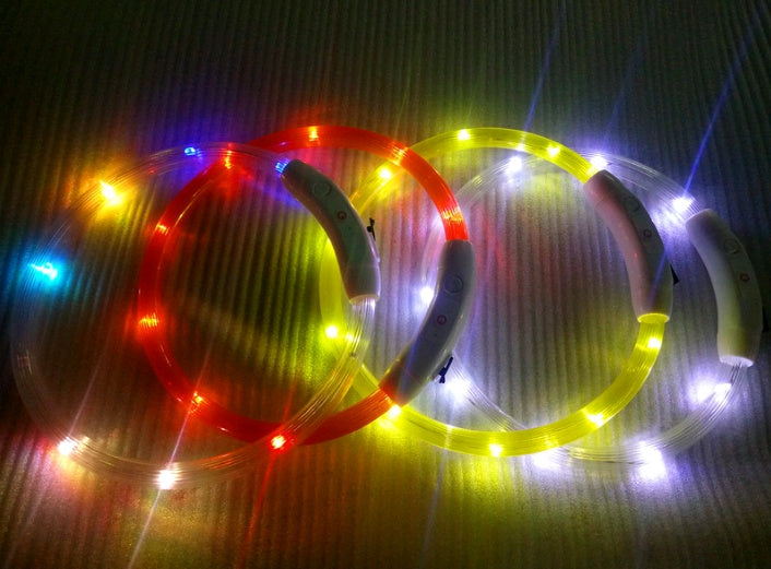Wiederaufladbares LED-Hundehalsband mit USB-Anschluss, ideal für die Nacht, mit Teddy-Golden-Retriever-Design.