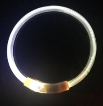 Wiederaufladbares LED-Hundehalsband mit USB-Anschluss, ideal für die Nacht, mit Teddy-Golden-Retriever-Design.